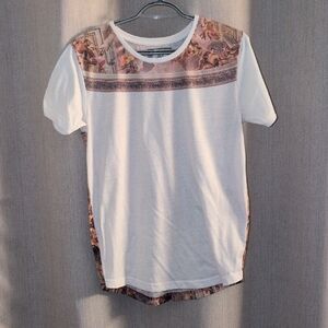 Men’s White Short-Sleeve Tee with Decorative Printed Yoke